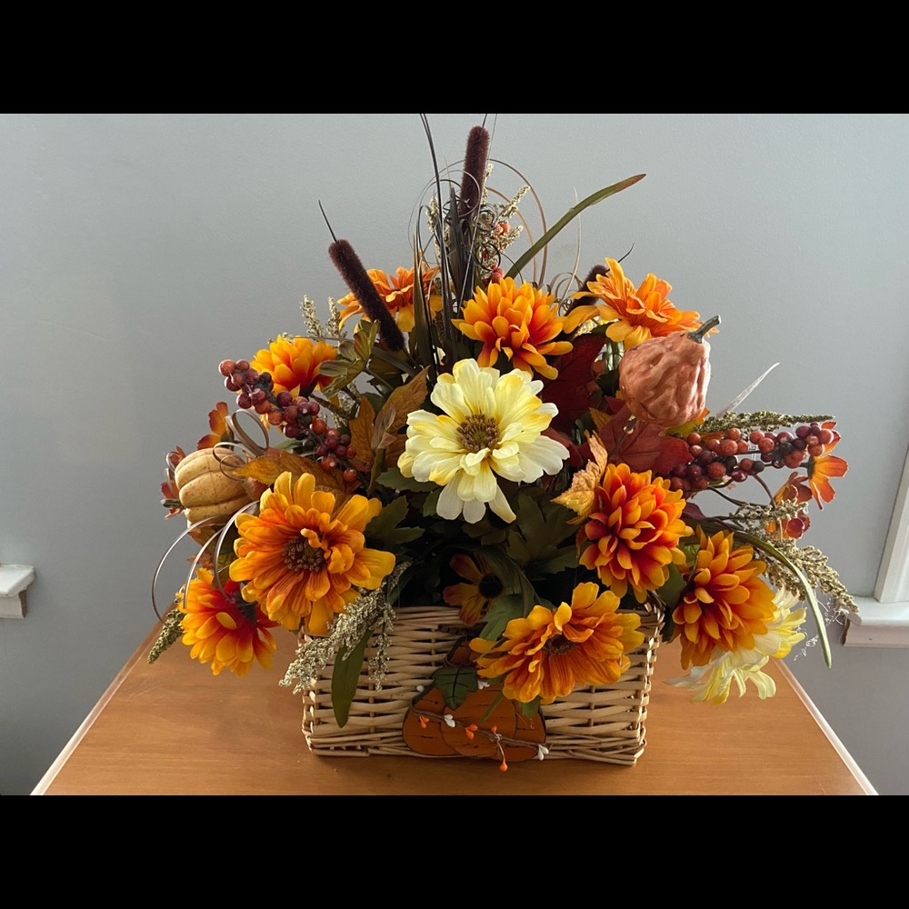 IT’S FALL Y’ALL 🎃 Beautiful silk flower arrangement!! 🌻